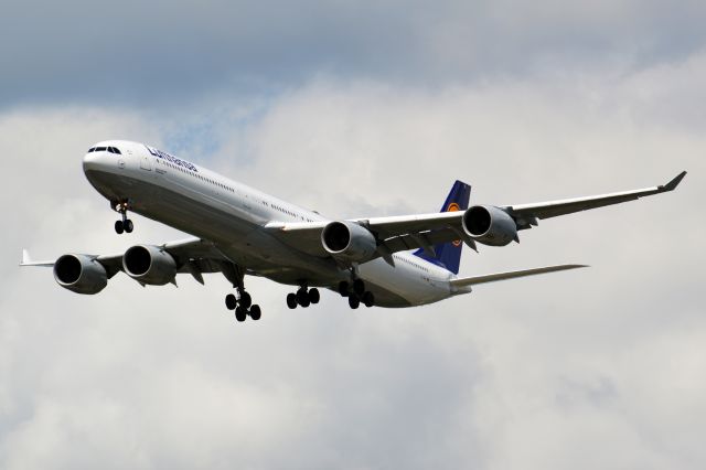 Airbus A340-600 (D-AIHL)