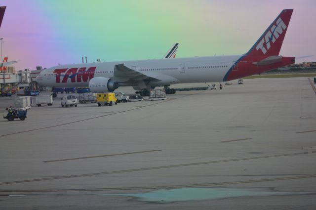 Boeing 777 (PT-MUH) - At Miami Int. 777