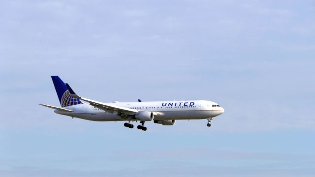 BOEING 767-300 (N662UA)