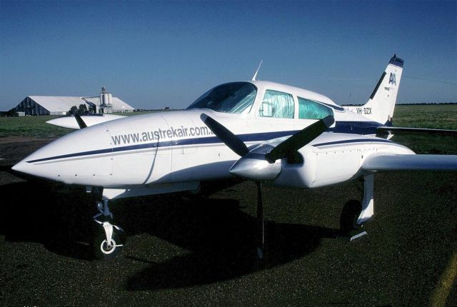 Cessna 310 (VH-DZX)