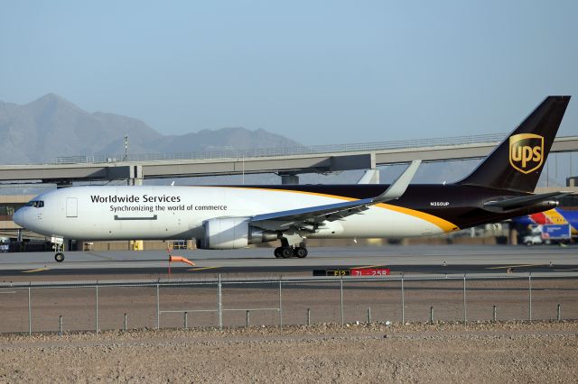 BOEING 767-300 (N350UP)