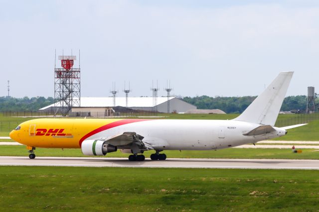 BOEING 767-300 (N220CY) - runway 18 left landing