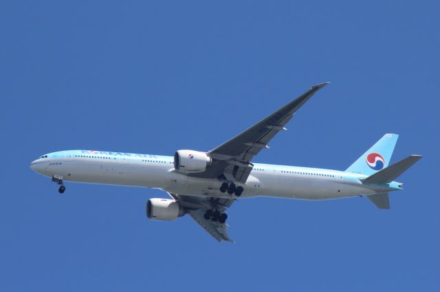BOEING 777-300ER (HL7782) - approximately 10km from KSFO, altitude 2000~2500 feet.