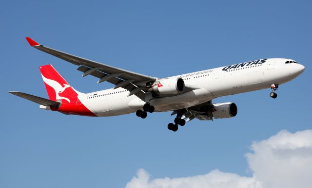 Airbus A330-300 (VH-QPE) - Port Lincoln Short Final To Rwy 16R