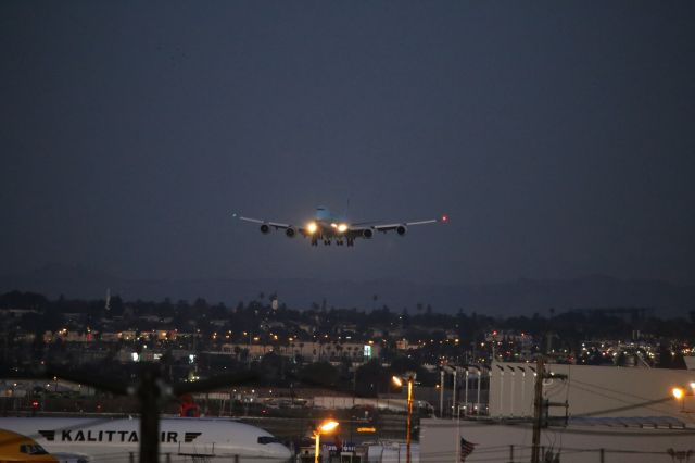 BOEING 747-8 (HL7623)