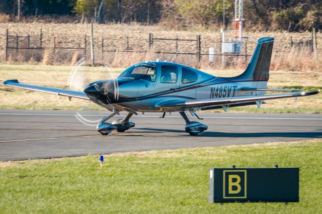 Cirrus SR-22 (N485VT) - Cirrus SR22 arriving at KLOM