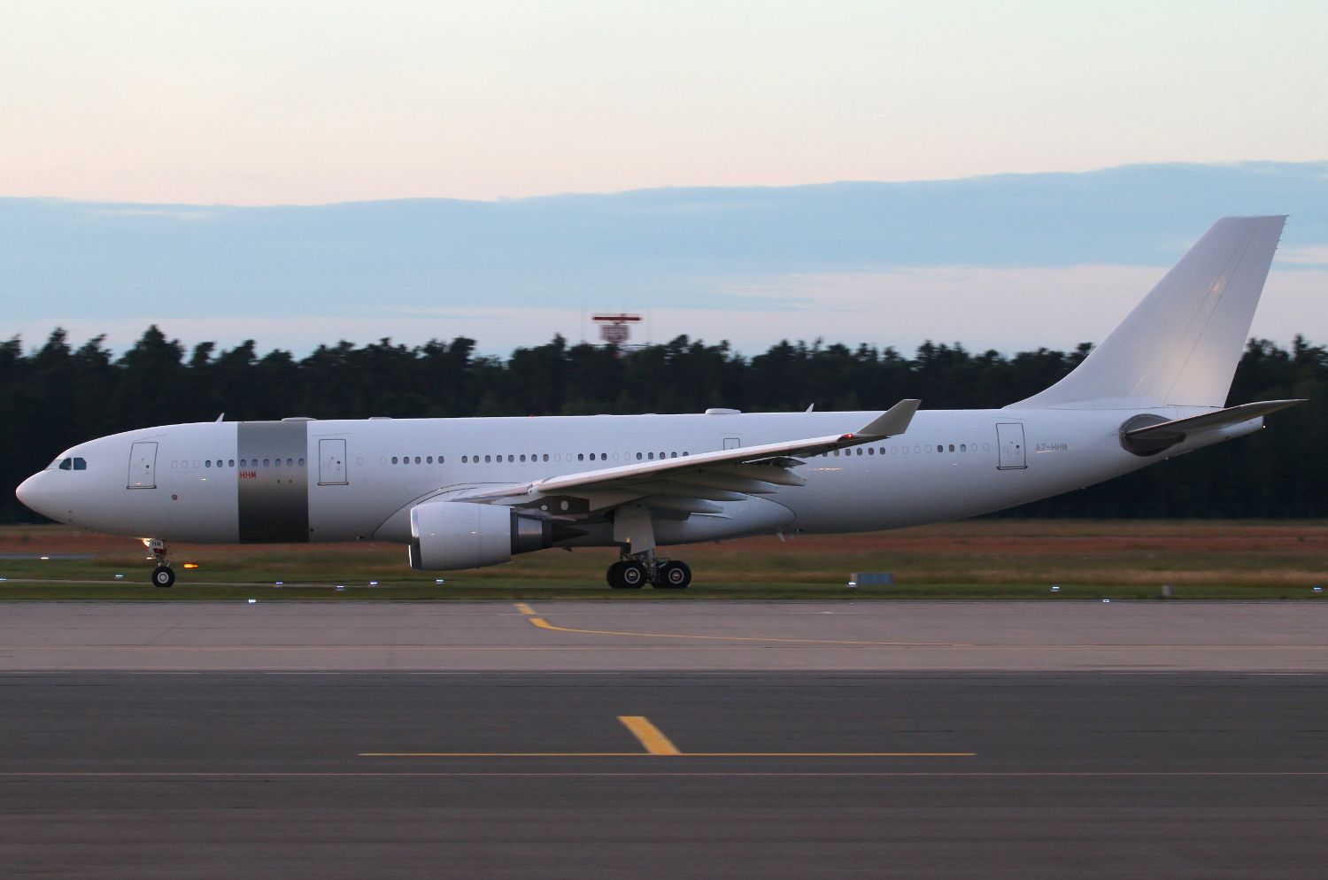 Airbus A330-200 (A7-HHM)