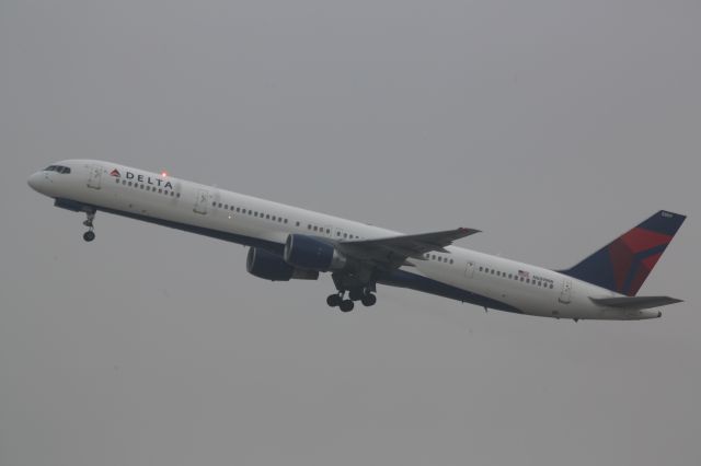 BOEING 757-300 (N589NW)