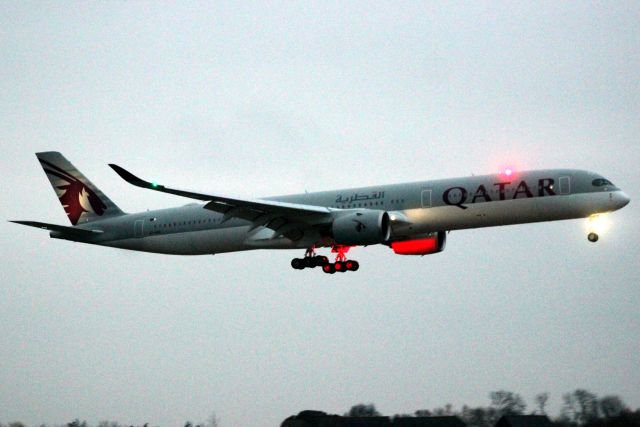 Airbus A330-300 (A7-ANA) - On final approach for rwy 09L on 8-Apr-18 operating flight QTR15 from OTHH.