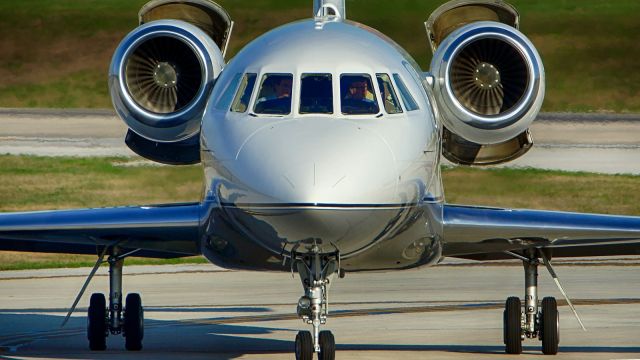 Dassault Falcon 2000 (N923JE) - Exiting 4 after arrival.