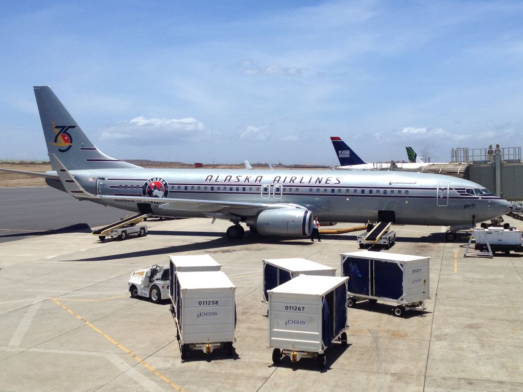 Boeing 737-700 (N569AS) - At the Gate in Maui 2012