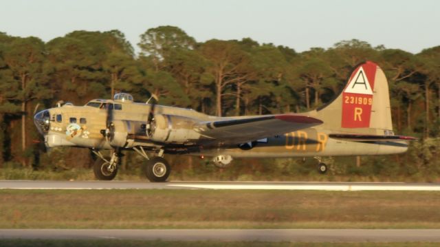 Boeing B-17 Flying Fortress (N93012)