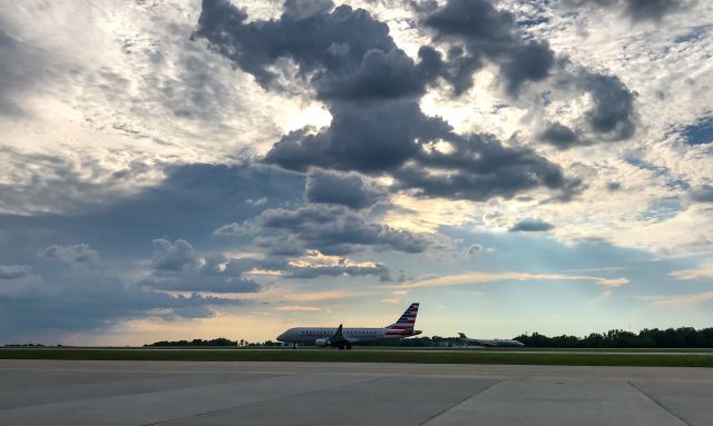 Embraer 175 (N259NN) - Some big storms approaching.