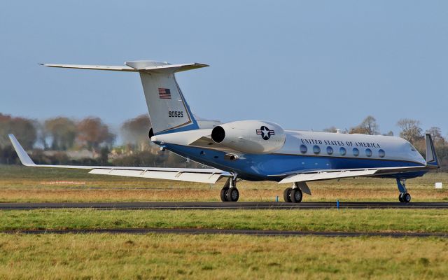 09-0525 — - usaf c-37b 09-0525 dep shannon 8/11/14.