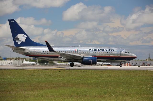 Boeing 737-700 (N904AM)