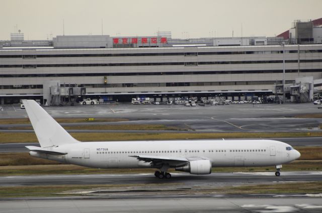 BOEING 767-300 (N573UA) - Taxing at Tokyo-Haneda Intl Airport on 2016/12/14