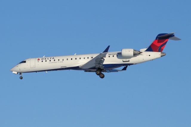 Canadair Regional Jet CRJ-700 (N611QX)