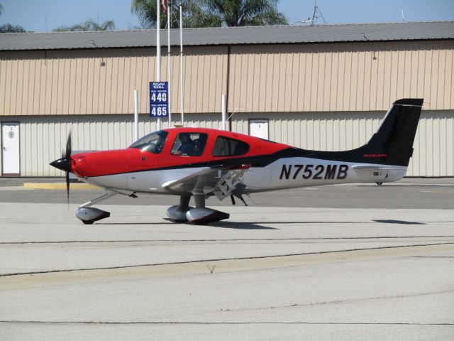 Cirrus SR-22 (N752MB) - Taxiing to ramp