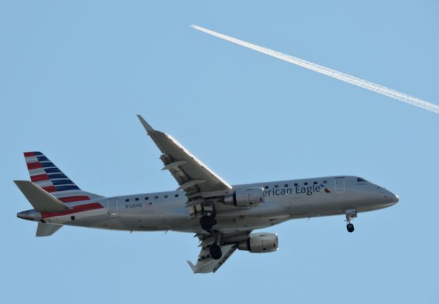Embraer ERJ 175 (N126HQ) - This American Eagle is seconds from landing with a nice contrail overhead, Mar. 2020.