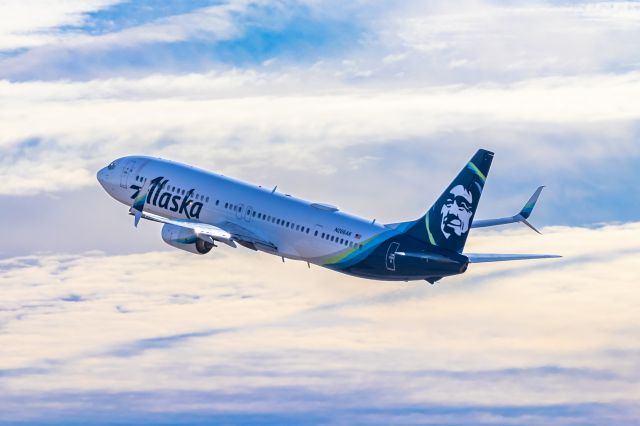 Boeing 737-900 (N266AK) - Alaska Airlines 737-900 taking off from PHX on 11/28/22. Taken with a Canon 850D and Tamron 70-200 G2 lens.