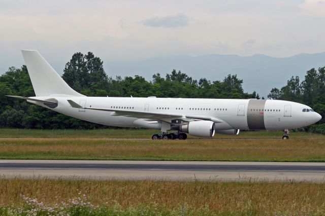 Airbus A330-200 (A7-HHM)