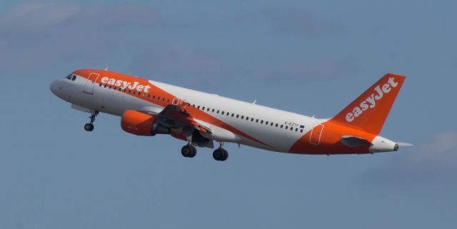 Airbus A319 (G-EZTF) - Près de laéroport de Bordeaux Mérignac