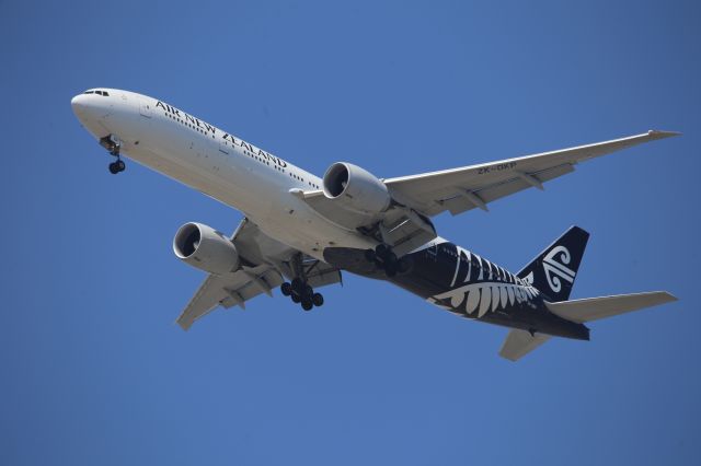 BOEING 777-300ER (ZK-OKP)