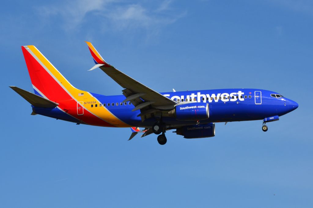 Boeing 737-700 (N7855A) - Arriving runway 18R at KCLT - 3/2/19