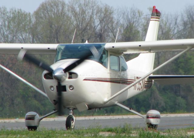 Cessna Skylane (N735AM) - Taxiing to runway 14 on taxiway Foxtrot at the Shreveport Downtown airport.