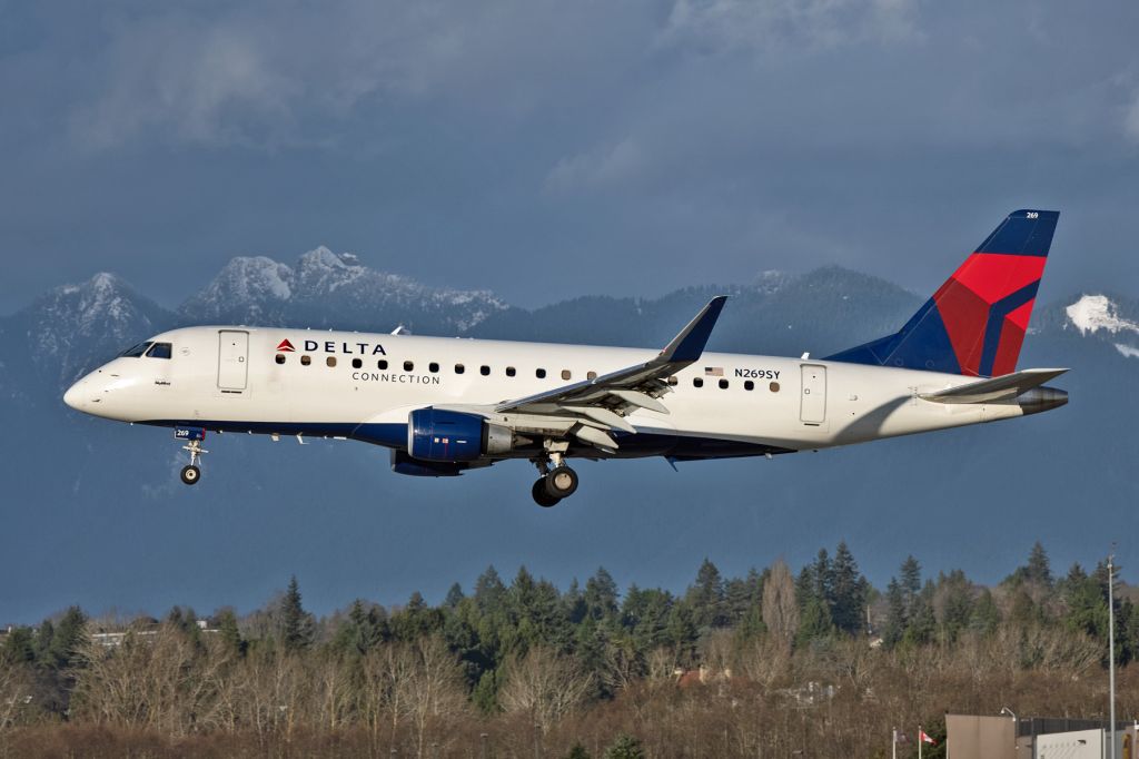 Embraer 175 (N269SY)