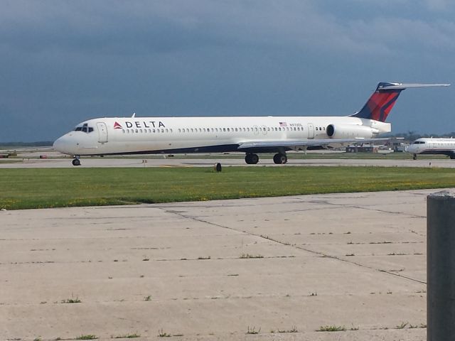 McDonnell Douglas MD-88 (N978DL) - A career Delta Airlines jet originally delivered 4/24/91, shes seen here lining up to take-off from General Mitchell International (7/17/15).