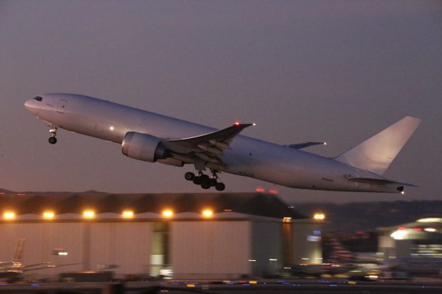 BOEING 777-200LR (N704GT)