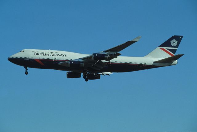 Boeing 747-400 (G-BNLJ) - Final Approach to Narita Intl Airport Rwy34 on 1990/11/12