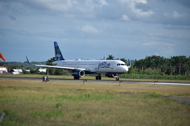 Airbus A321 (N952JB) - The Pope of the planes in Jetblue the A321 in his taxi to head of the RWY11 MDST for his departure to the city of New York ....