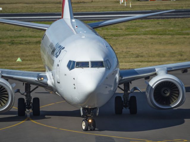 Boeing 737-700 (VH-VZU) - QF583 from Melbourne taxiing to the gate