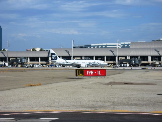 Boeing 737-800 (N524AS) - Push back from gate.