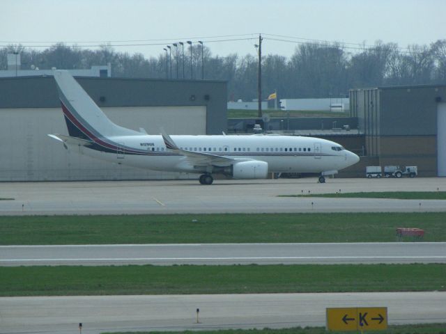 Boeing 737-700 (N129QS)