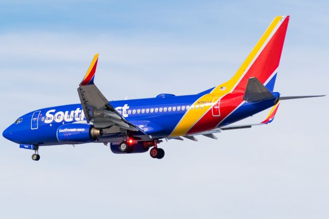 Boeing 737-700 (N7865A) - Arriving from Milwaukee and showing off its beacon comes this Southwest flight