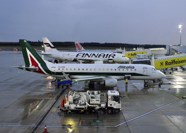 Embraer 170/175 (EI-RDN) - Alitalia Cityliner Embraer ERJ-175STD EI-RDN in Vienna 