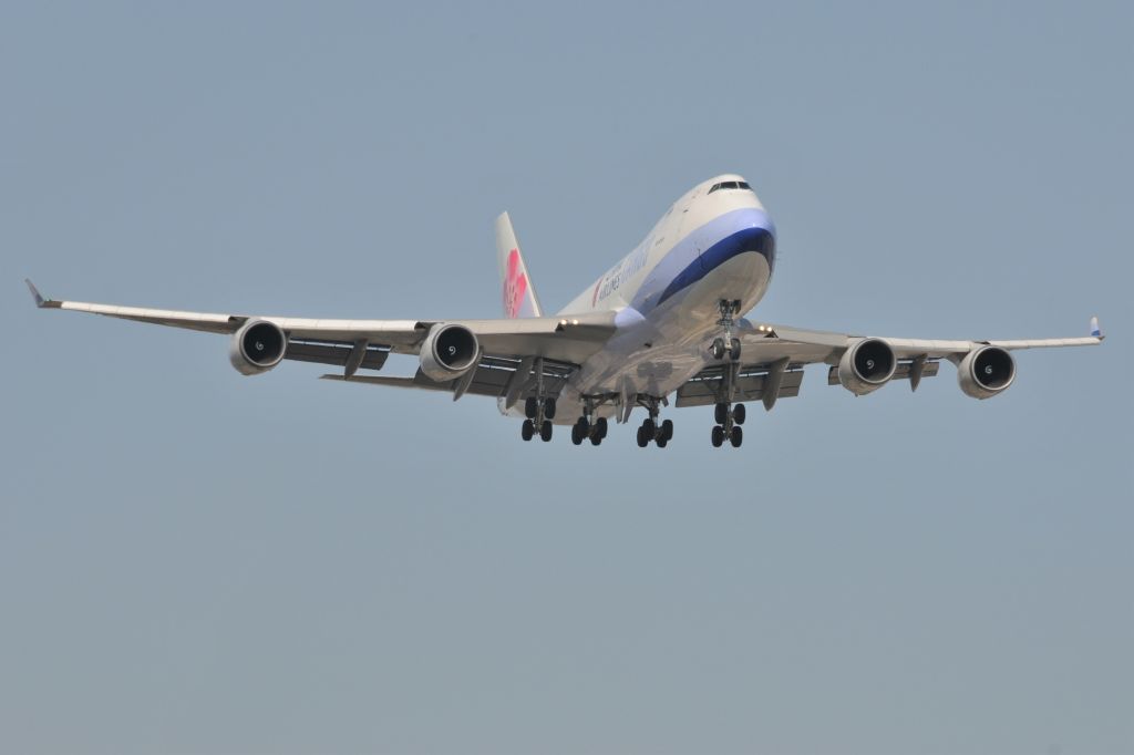 Boeing 747-400 (B-18707)