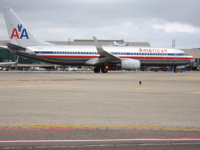 Boeing 737-800 (N923AN) - Holding on RWY 19R