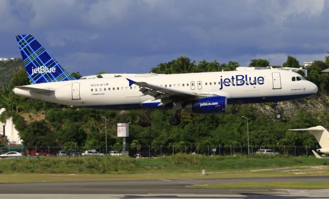Airbus A320 (N529JB)