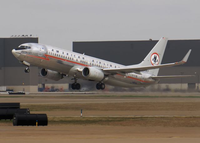 Boeing 737-800 (N951AA)