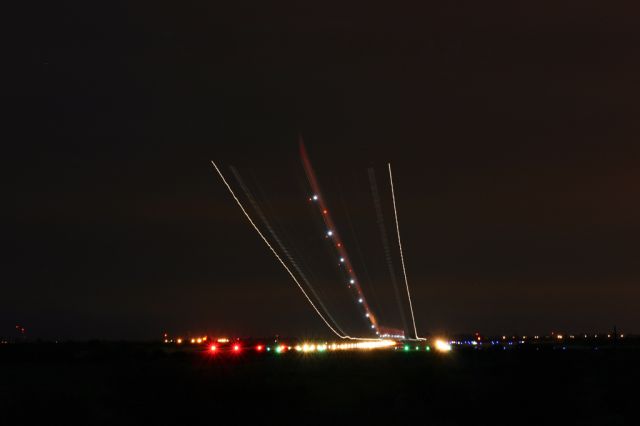 Boeing 737-700 (XA-GGB) - Landing RW14 in 30 seconds exposure. 