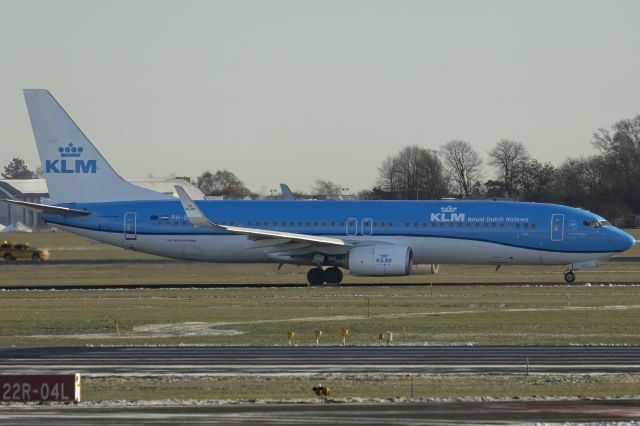 Boeing 737-700 (PH-BXK) - Runway 22R