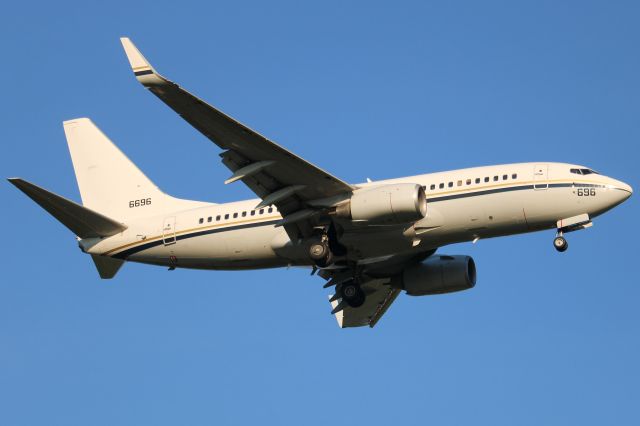 Boeing 737-700 (16-6696)