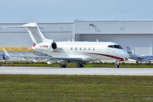 Bombardier Challenger 300 (XA-BOM)