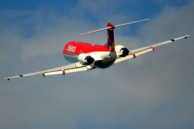 Fokker 100 (PR-OAE)