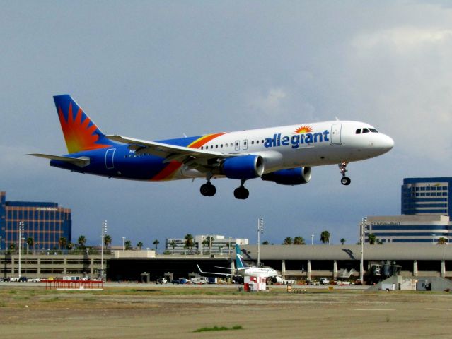 Airbus A320 (N203NV) - Landing RWY 20R