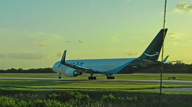 BOEING 767-300 (N379AZ)